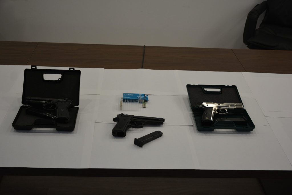 Sparano 22 colpi di pistola a salve davanti a una scuola di Crotone, bloccati quattro giovani dalla Polizia (FOTO) 1 Polizia Crotone pistola a salve uno