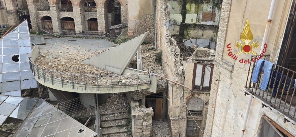Crollo nel cuore del Centro Storico di Cosenza: sette famiglie lasciano casa in emergenza (FOTO) 3 VIGILI2