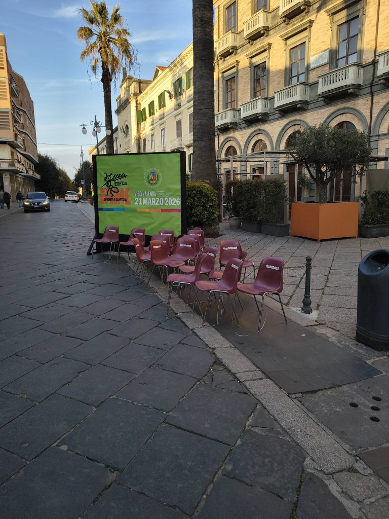 Civiltà sotto zero a Vibo Valentia: vandalizzata nella notte l’installazione per le vittime innocenti delle mafie (FOTO) 1 Vibo danni sedie iniziative vittime uno