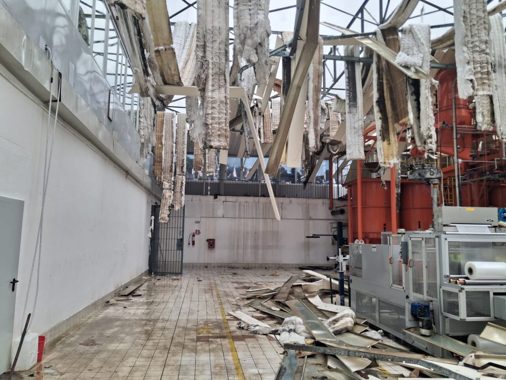 La furia del vento si abbatte sullo stabilimento "Guglielmo", volata via parte della copertura (FOTO - VIDEO) 2 Vigili del Fuoco Catanzaro Guglielmo tre