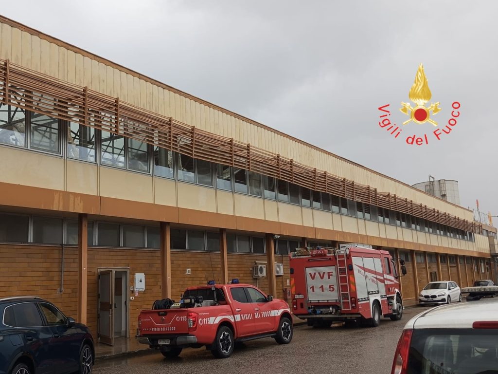 La furia del vento si abbatte sullo stabilimento "Guglielmo", volata via parte della copertura (FOTO - VIDEO) 1 Vigili del Fuoco Catanzaro intervento Guglielmo uno