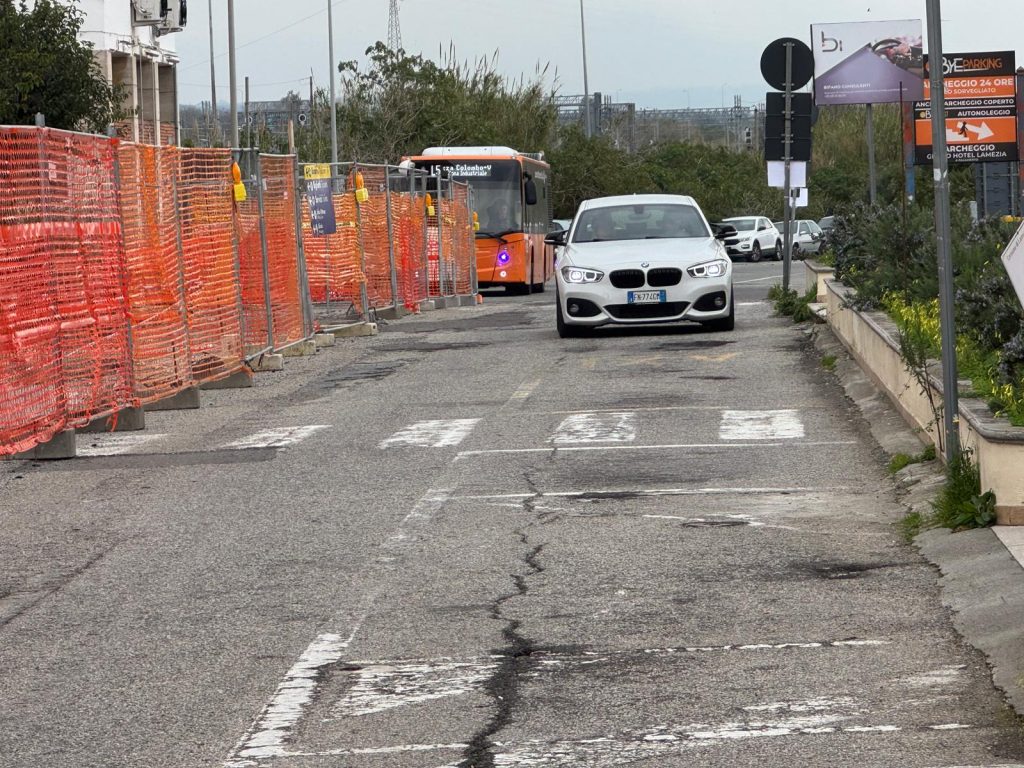 Lamezia Terme, caos davanti alla stazione: lavori infiniti, disagi enormi per pendolari e automobilisti 1 WhatsApp Image 2026 03 08 at 17.41.00 2