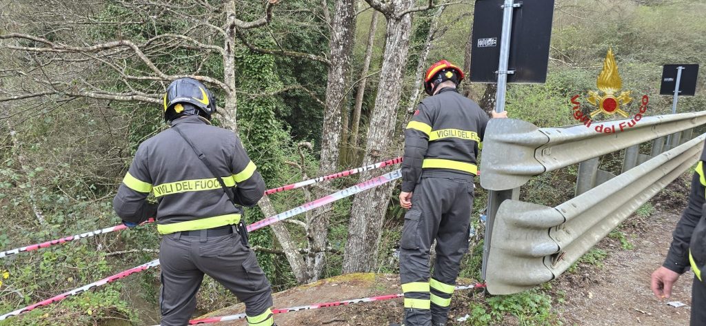 Cosenza, padre e figlio precipitano per 10 metri con il monopattino: salvati dai Vigili del Fuoco (FOTO) 2 WhatsApp Image 2026 03 15 at 17.47.04