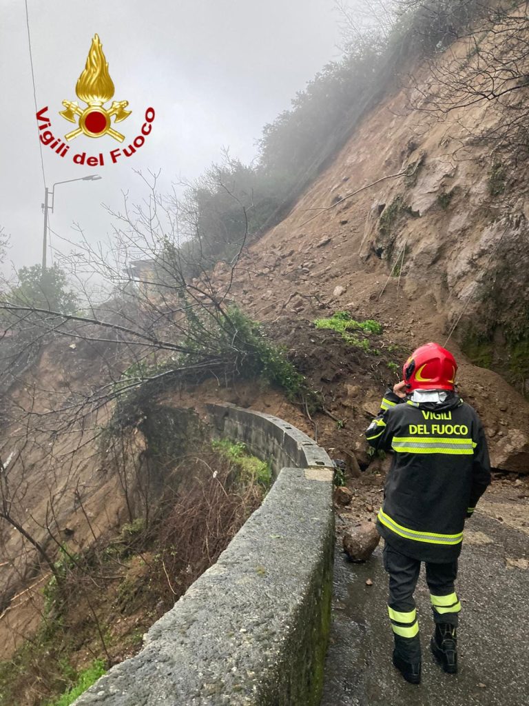 Frana a Mesoraca, evacuate alcune abitazioni: strada chiusa e verifiche dei Vigili del Fuoco (FOTO) 2 WhatsApp Image 2026 03 16 at 19.31.47 1