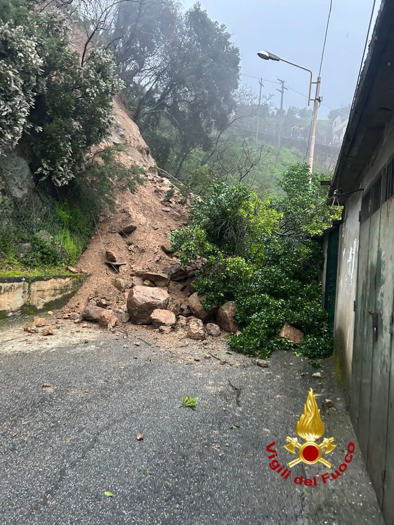 Frana a Mesoraca, evacuate alcune abitazioni: strada chiusa e verifiche dei Vigili del Fuoco (FOTO) 1 WhatsApp Image 2026 03 16 at 19.31.47 2