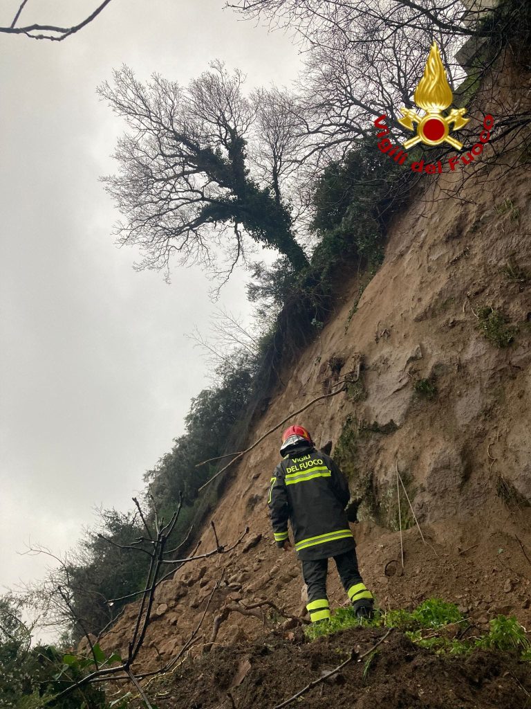 Frana a Mesoraca, evacuate alcune abitazioni: strada chiusa e verifiche dei Vigili del Fuoco (FOTO) 3 WhatsApp Image 2026 03 16 at 19.31.47