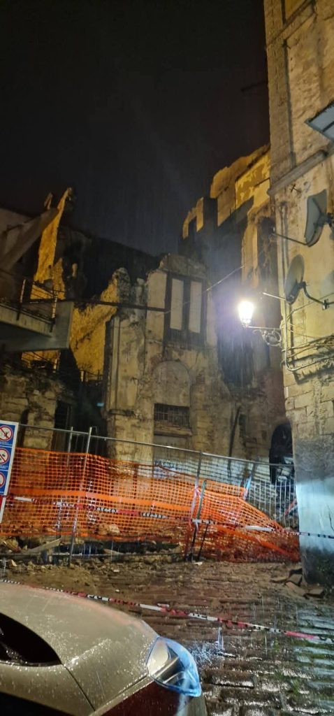 Crollo nel centro storico di Cosenza: attivato il pronto intervento, Croce Rossa in campo (FOTO) 1 WhatsApp Image 2026 03 27 at 21.30.56 1