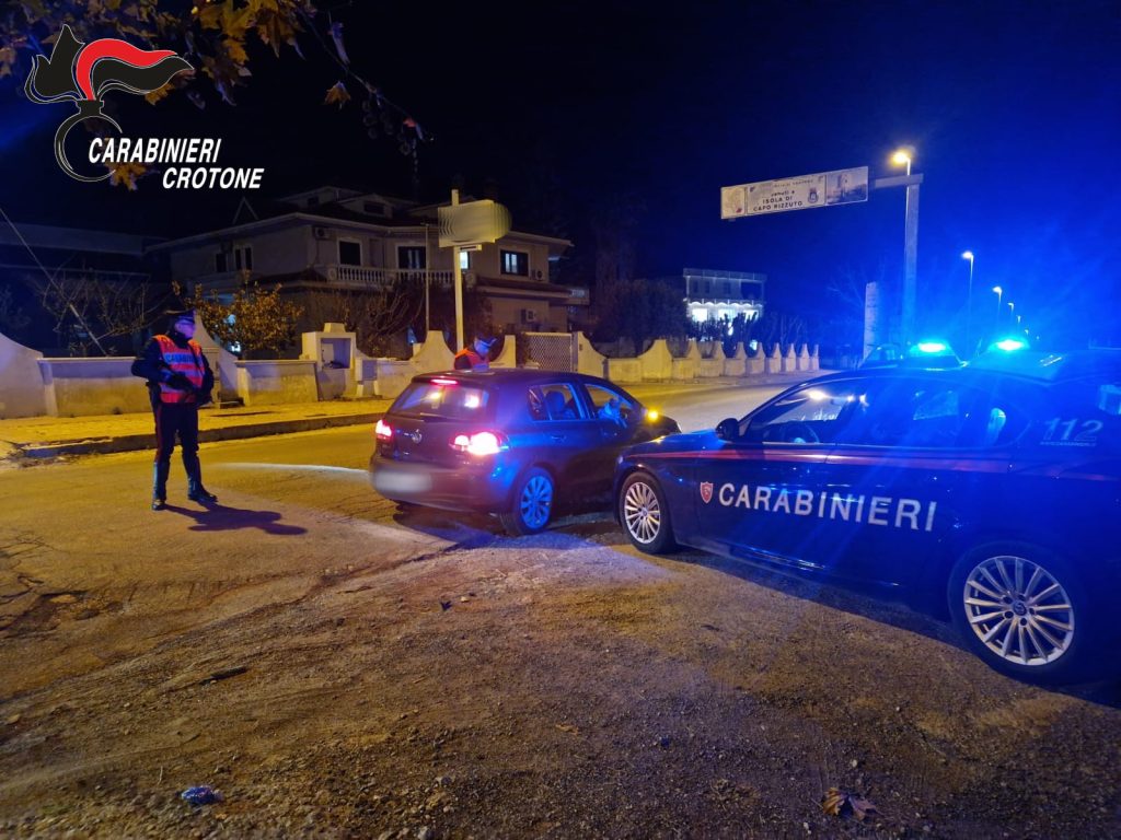 Stretta dei carabinieri contro l'illegalità diffusa sul territorio, due arresti nel Crotonese (FOTO) 1 Carabinieri Crotone auto controlli territorio