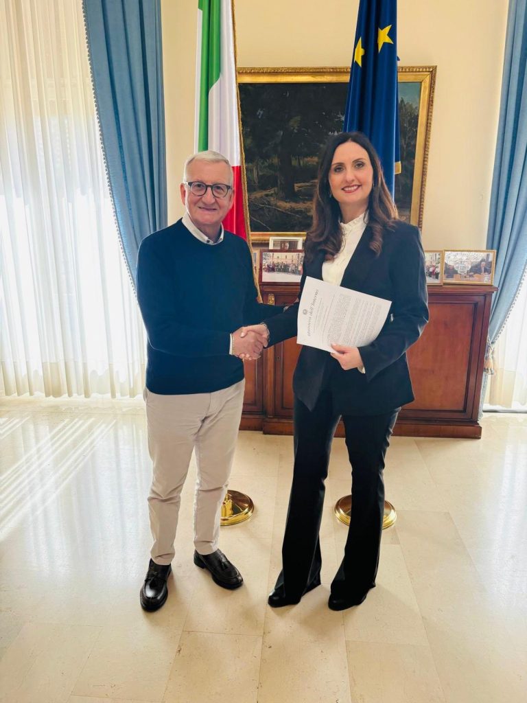 Nuovi ingressi in Prefettura a Catanzaro: il prefetto De Rosa accoglie due funzionarie 1 De Rose Nuove funzionarie2