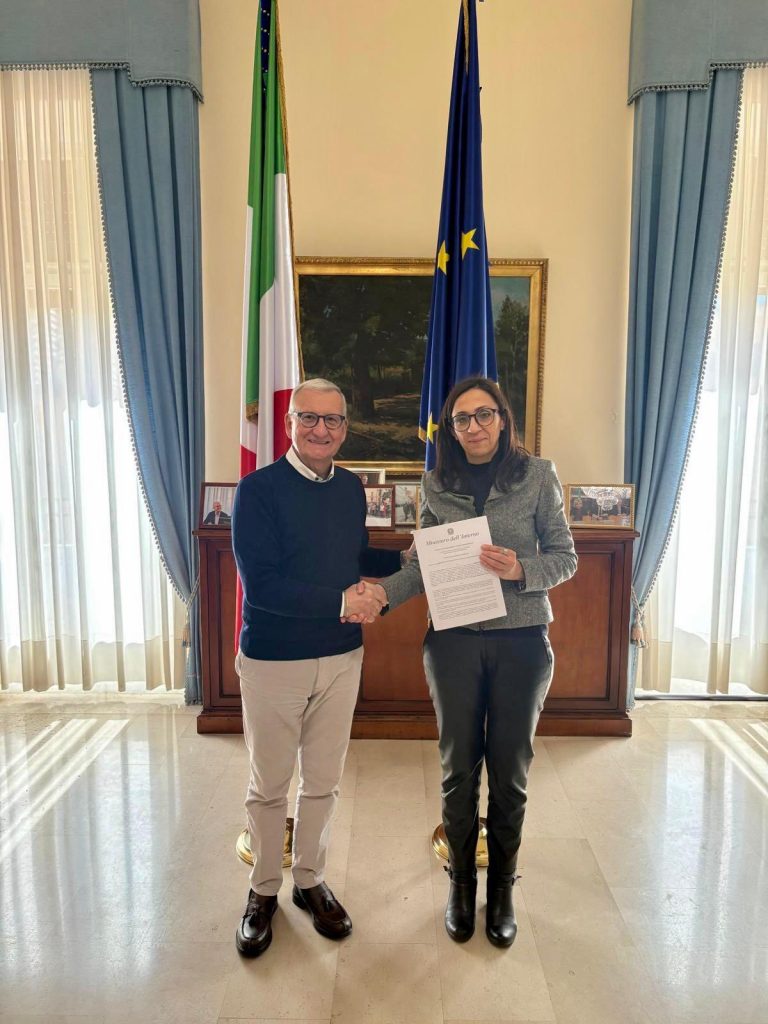 Nuovi ingressi in Prefettura a Catanzaro: il prefetto De Rosa accoglie due funzionarie 2 De Rose Nuove funzionarie3