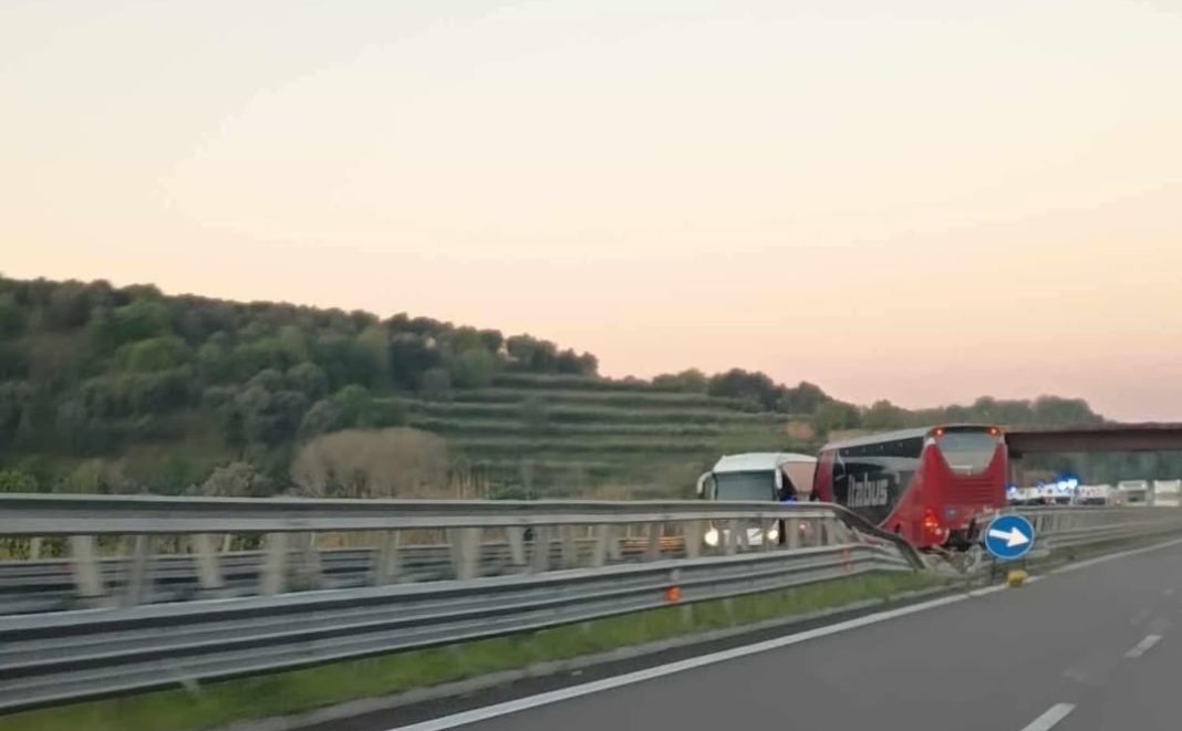 Mileto, incidente pullman a2 due