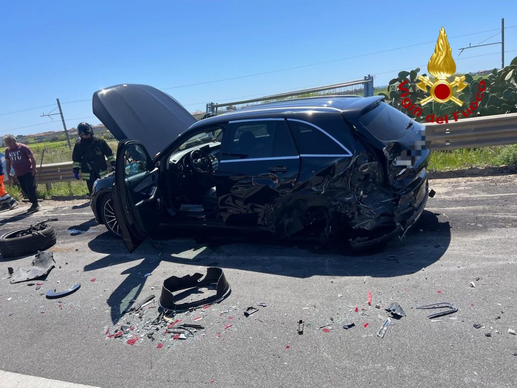 Ancora una tragedia sulla Statale 106: scontro tra auto e tir. Il bilancio è di un morto e quattro feriti (FOTO) 1 PHOTO 2026 04 10 14 01 34