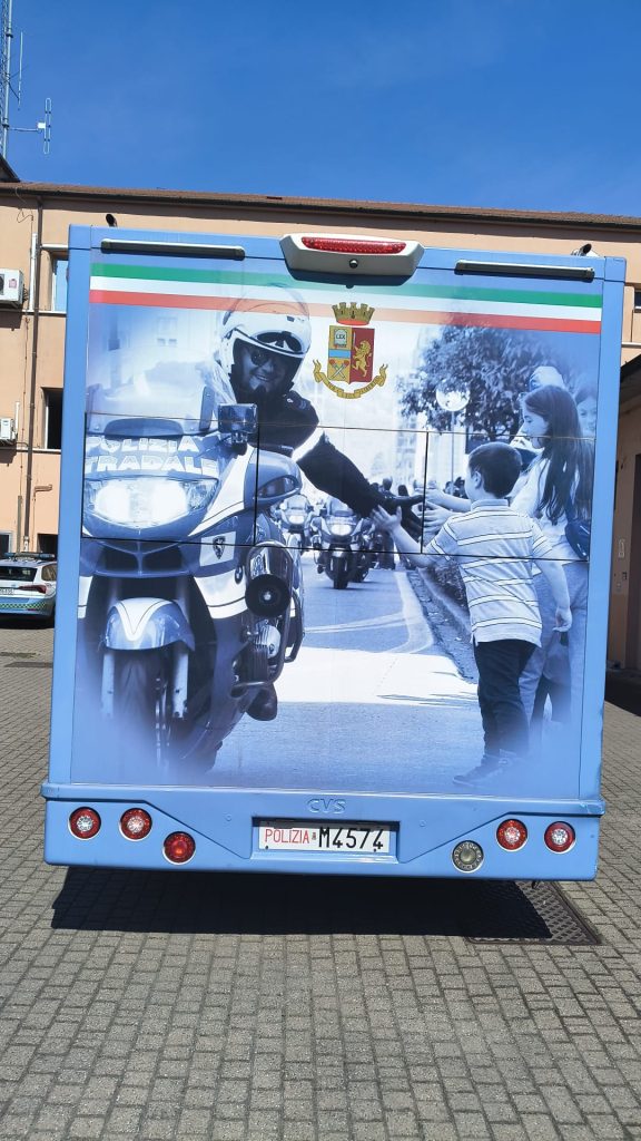 Polizia Catanzaro camper azzurro tre