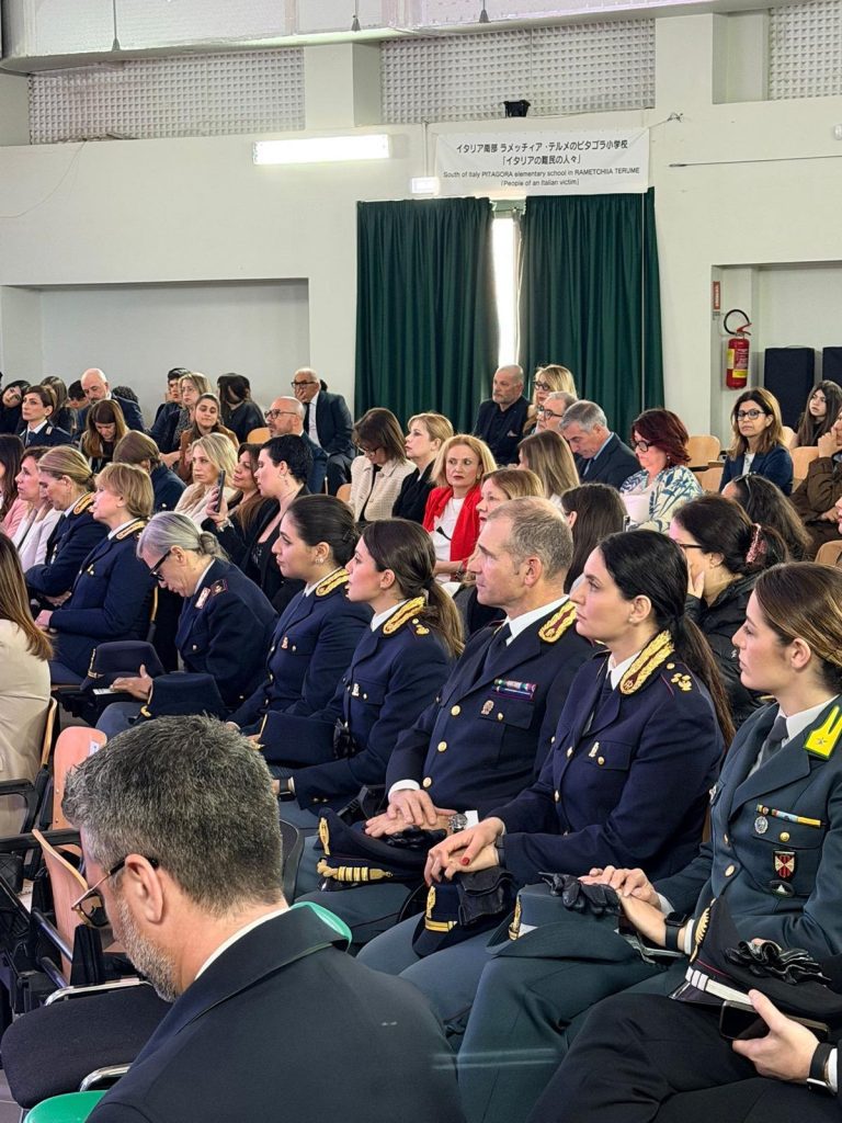 Polizia Catanzaro parole femmine tre