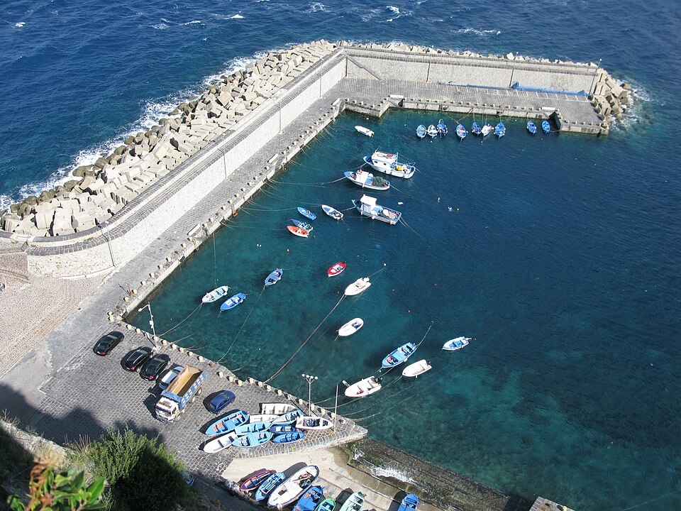 Porto_di_Scilla_-_View_from_Castello_Ruffo_-_Province_of_Reggio_Calabria,_Italy_-_25_Oct._2014