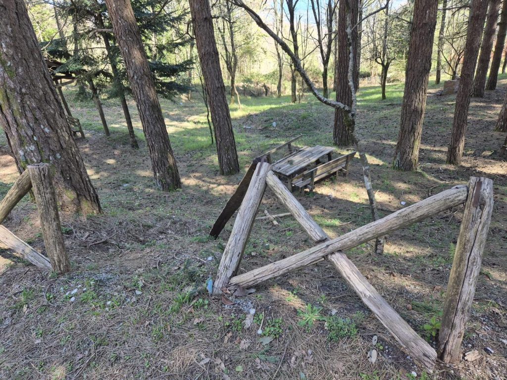 Il lago nel mirino a San Vito sullo Ionio: nuovi atti vandalici tra arredi distrutti e rifiuti abbandonati (FOTO) 2 San Vito vandali oasi lago uno