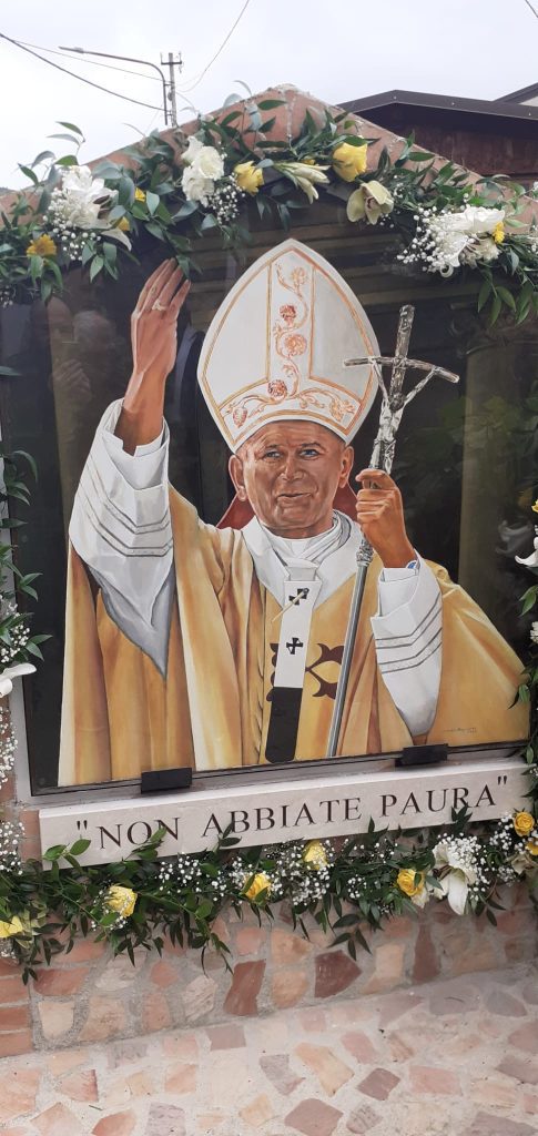 La fede si fa comunità a Vallefiorita: l'abbraccio dell'arcivescovo nella Festa della Divina Misericordia 2 Vallefiorita quadro due