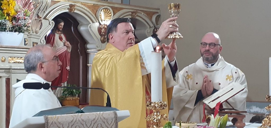 La fede si fa comunità a Vallefiorita: l'abbraccio dell'arcivescovo nella Festa della Divina Misericordia 1 Vallefiorita quadro tre