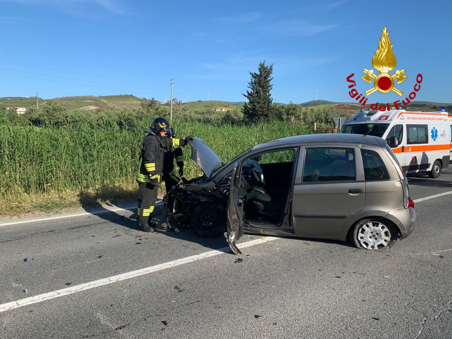 Violento scontro fra due auto sulla Statale 106 nel Crotonese: tre ...