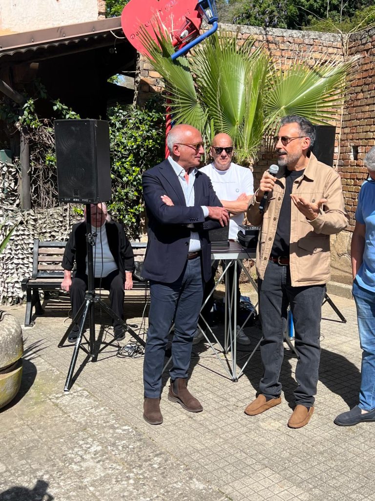 Largo Mario Gualtieri è finalmente realtà a Cosenza, Caruso: “Un dovere verso la città” (FOTO) 1 ancora il Sindaco con Brunori