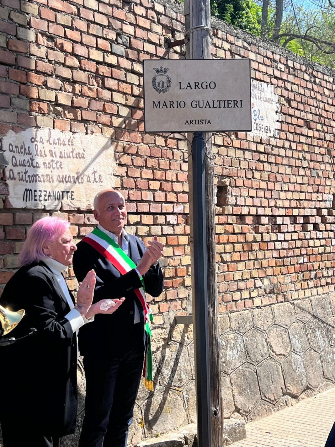 il Sindaco con la moglie di Mario Gualtieri, signora Bianca