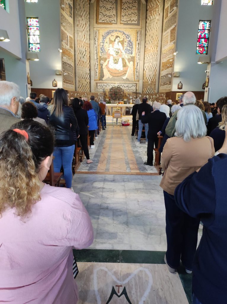 Catanzaro piange Emanuela Puzzonia: funerali tra commozione e silenzio dopo il dramma stradale (FOTO) 1 Funerale2