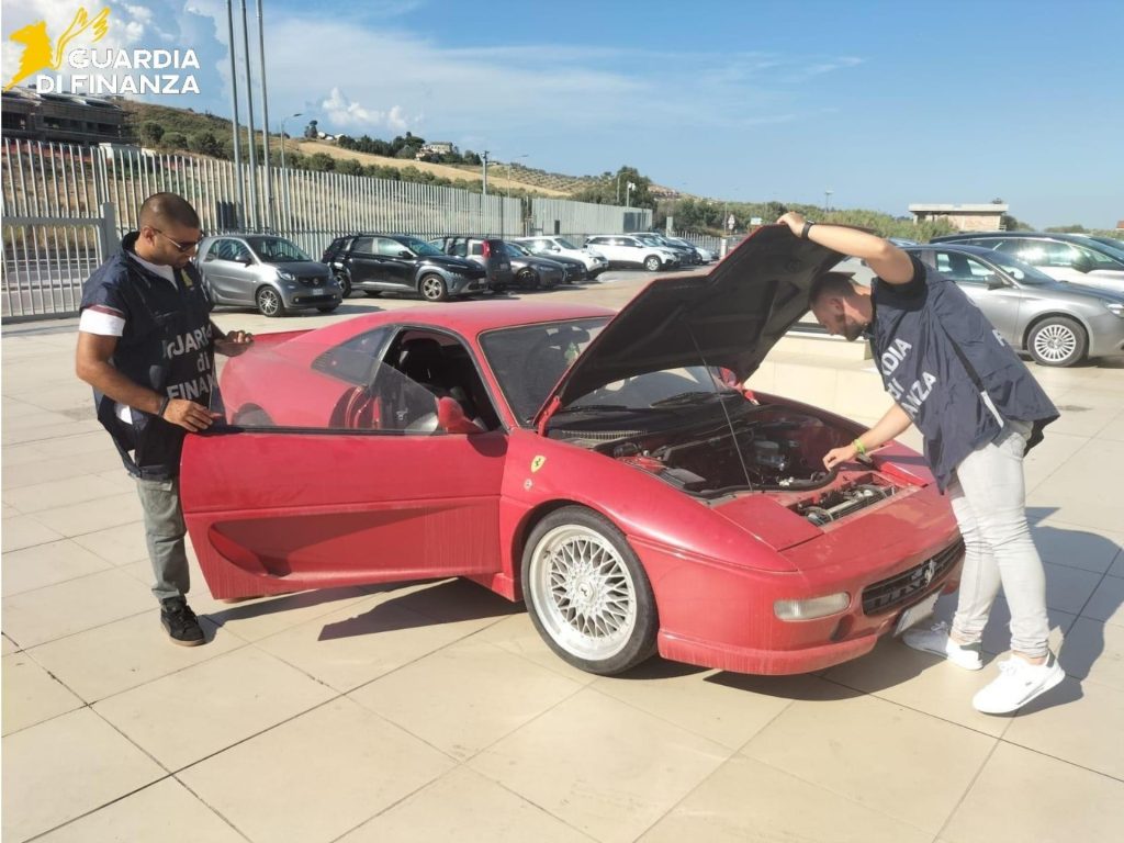 Guardia di Finanza Catanzaro Ferrari tre