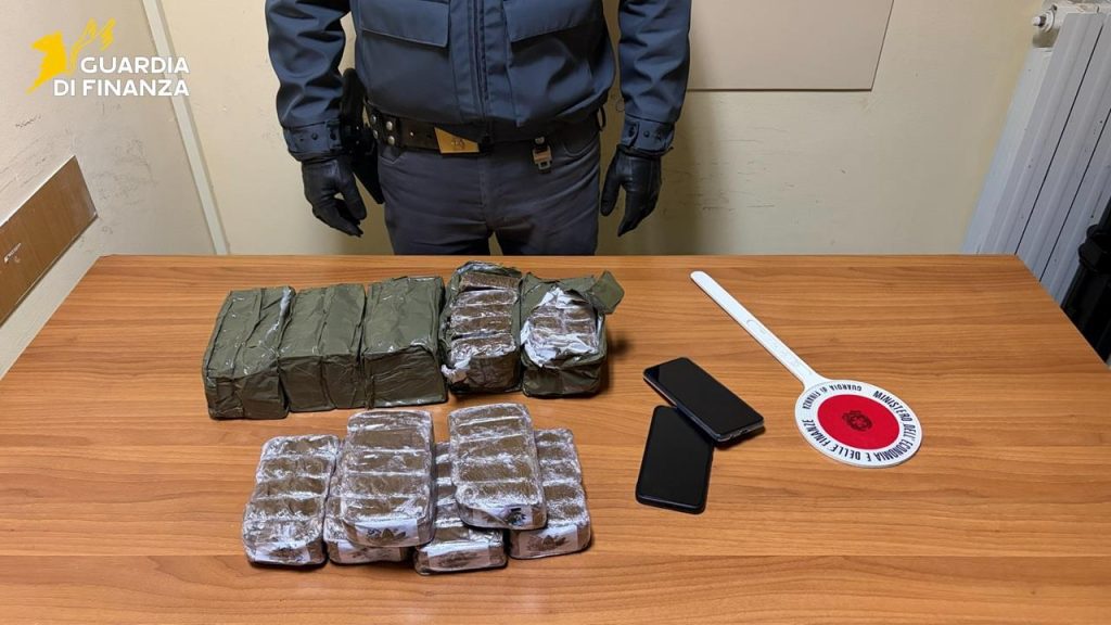Guardia di Finanza Cosenza droga Cetraro tre 1
