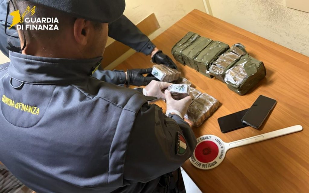 Guardia di Finanza Cosenza droga Cetraro tre