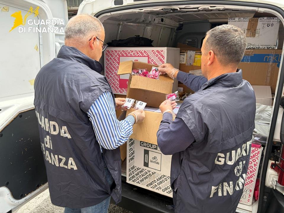 Giro d’Italia, blitz della Finanza nel Cosentino: sequestrati 14mila gadget “fantasma” della corsa rosa (FOTO) 1 Guardia di Finanza Cosenza sequestro giro dItalia due