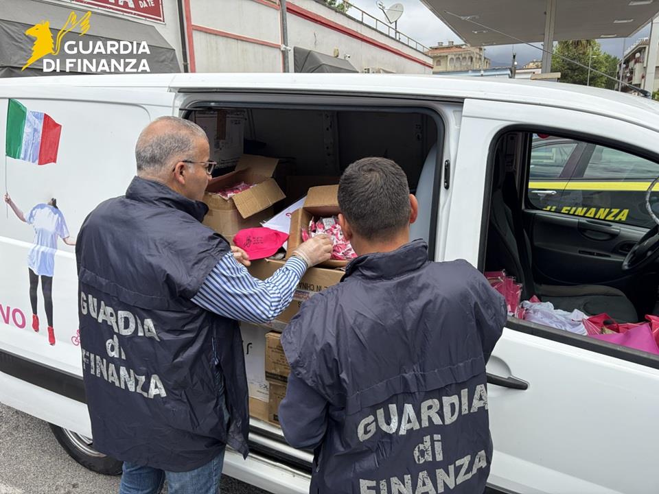 Giro d’Italia, blitz della Finanza nel Cosentino: sequestrati 14mila gadget “fantasma” della corsa rosa (FOTO) 2 Guardia di Finanza Cosenza sequestro giro ditalia tre