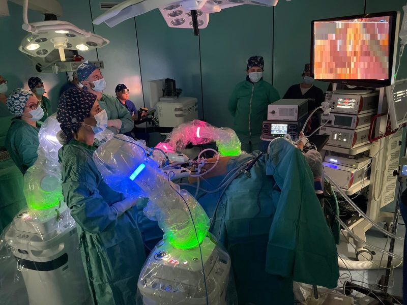 Lamezia Terme Chirurgia Sala Operatoria con il robot Versius tre