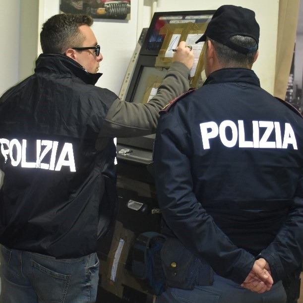 Polizia Crotone agenti controlli slot