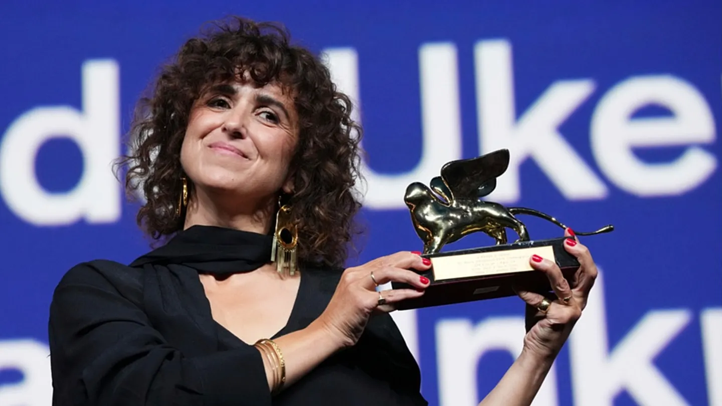 venezia-woman-unknown-sul-tetto-del-mondo-il-leone-d-oro-va-a-may